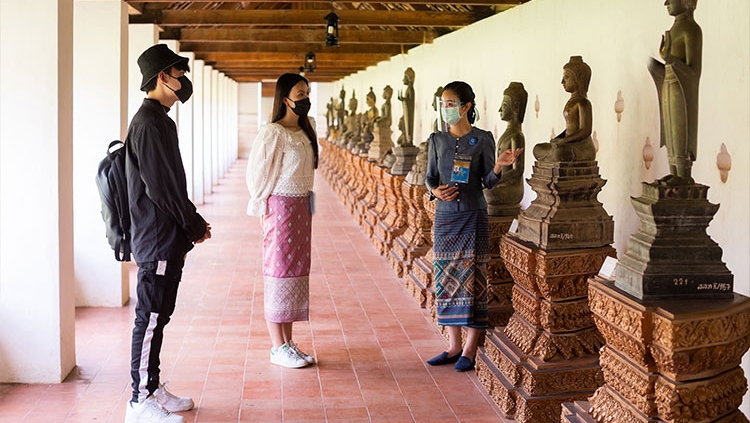 Tour guide wearing a mask